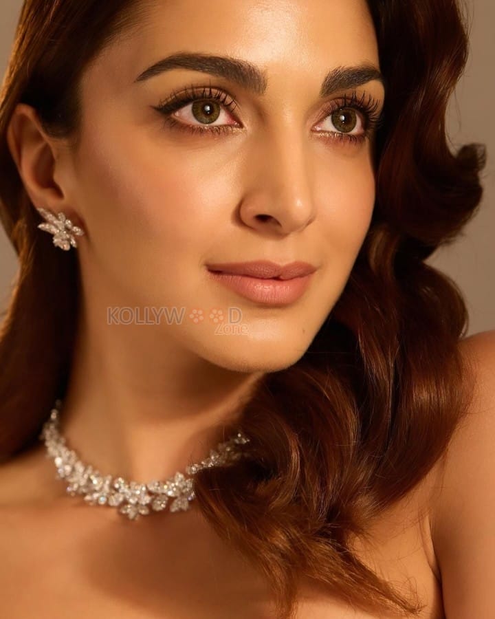 Gorgeous Beauty Kiara Advani in a Pre Draped Pastel Pink Saree with a Corset Mermaid Silhouette and an Off Shoulder Bodice Photos 05