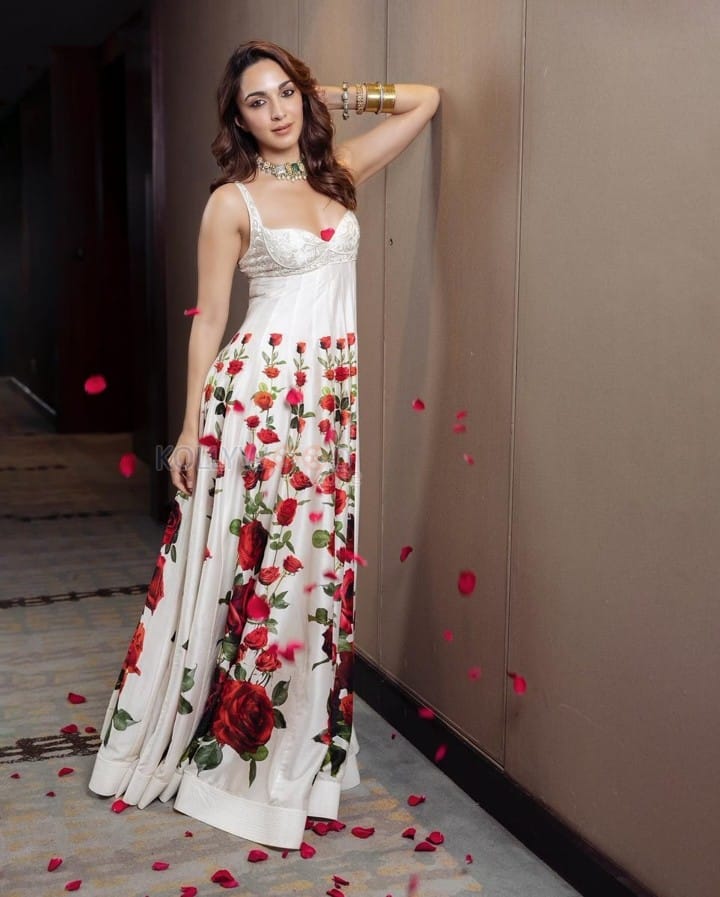 Gorgeous Beauty Kiara Advani in a Rose Print Rohit Bal Floor Length Dress Photos 01