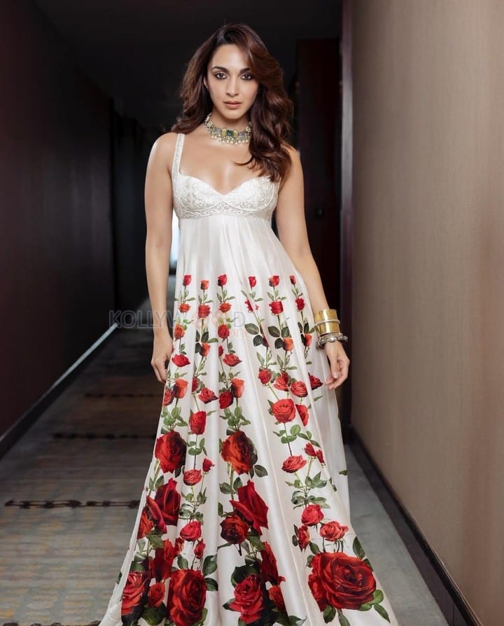 Gorgeous Beauty Kiara Advani in a Rose Print Rohit Bal Floor Length Dress Photos 04