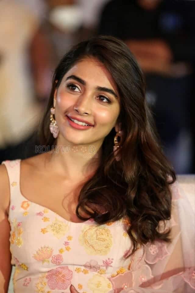 Gorgeous Beauty Pooja Hegde Smiling 01