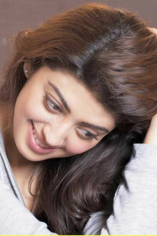 Gorgeous Kannada Actress Pranitha Subash Photos