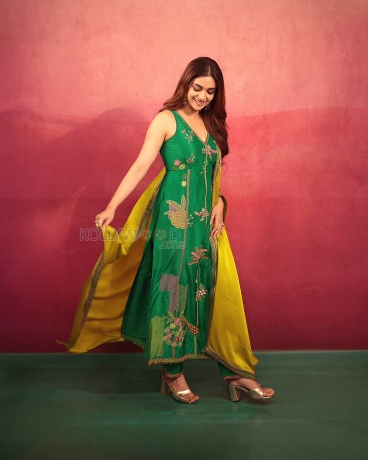 Gorgeous Keerthy Suresh in a Green Salwar Photos 02