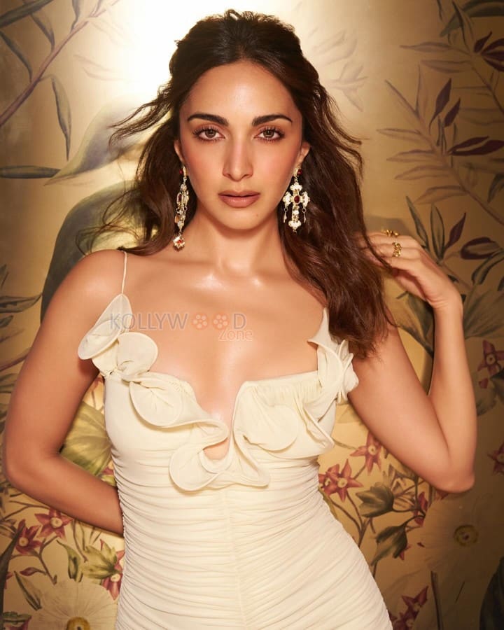 Gorgeous Kiara Advani in an Ivory White Midi Dress Photos 05