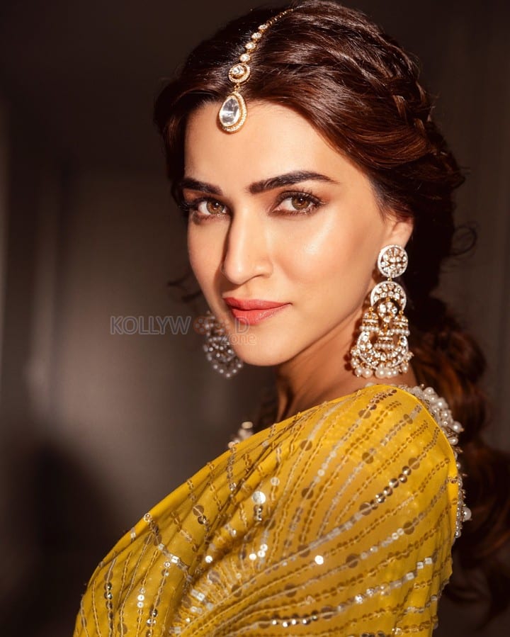 Gorgeous Kriti Sanon in a Yellow Saree Pictures 05