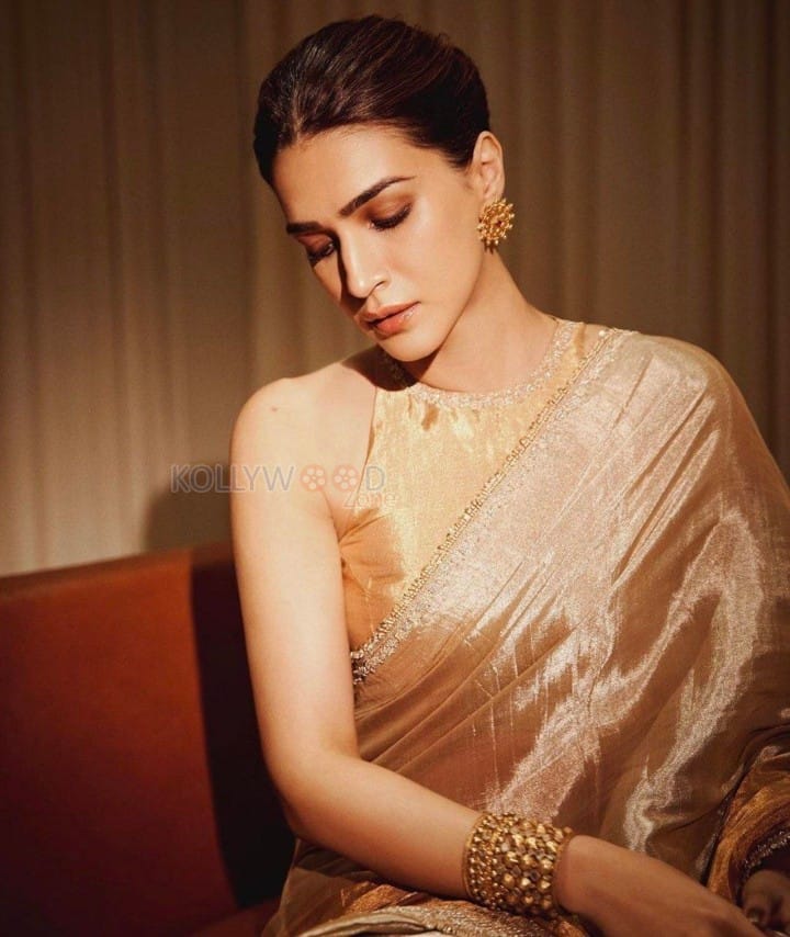 Gorgeous Kriti Sanon in an Ivory Cream Silk Saree Photos 01