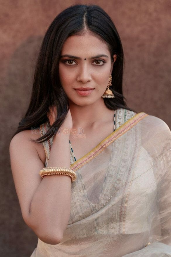 Gorgeous Malavika Mohanan In White Saree Photoshoot Stills 08 (226401 ...