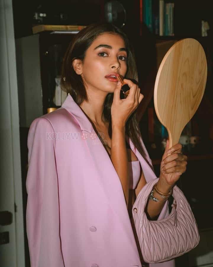 Gorgeous Pooja Hegde in a Pink Outfit Photos 01