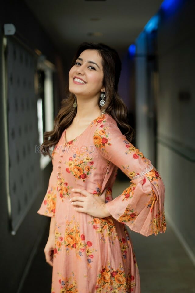 Gorgeous Raashi Khanna Photoshoot Pictures