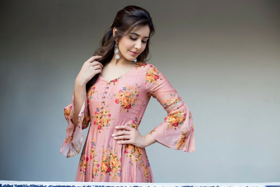 Gorgeous Raashi Khanna Photoshoot Pictures