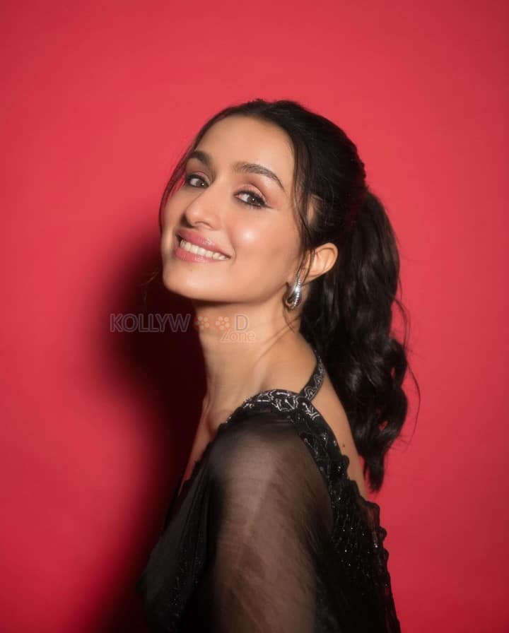 Gorgeous Shraddha Kapoor in a Black Saree Pictures 01