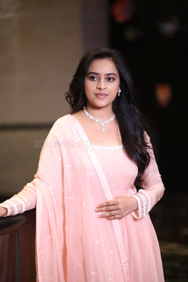 Heroine Sri Divya at Sathyam Sundaram Pre Release Event Pictures 10