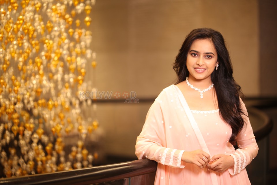 Heroine Sri Divya at Sathyam Sundaram Pre Release Event Pictures 11