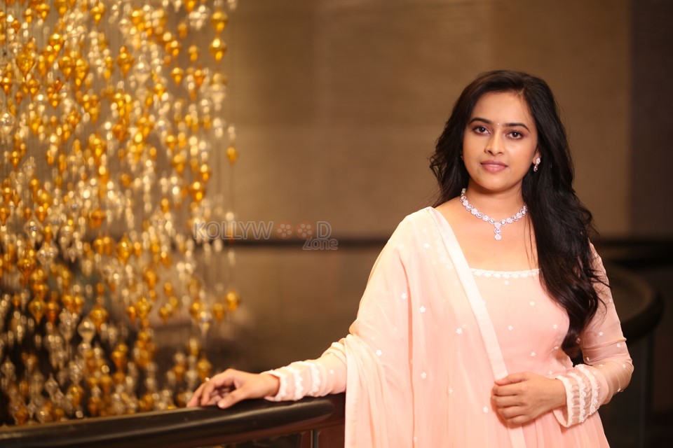 Heroine Sri Divya at Sathyam Sundaram Pre Release Event Pictures 12