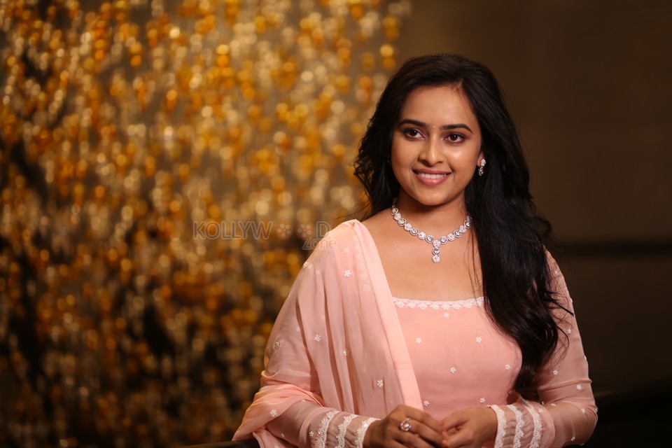 Heroine Sri Divya at Sathyam Sundaram Pre Release Event Pictures 14