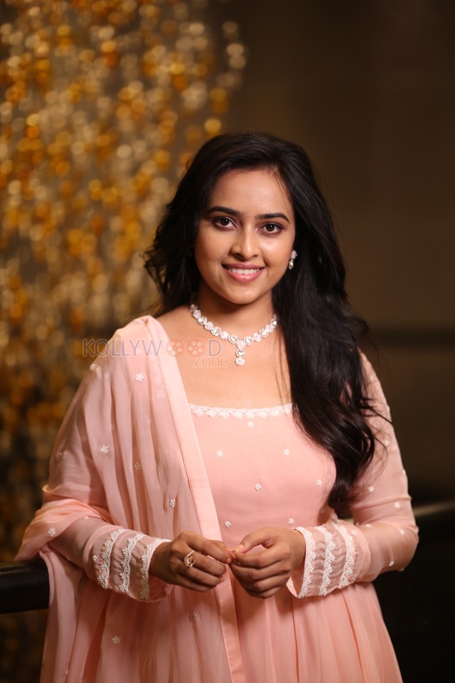 Heroine Sri Divya at Sathyam Sundaram Pre Release Event Pictures 15