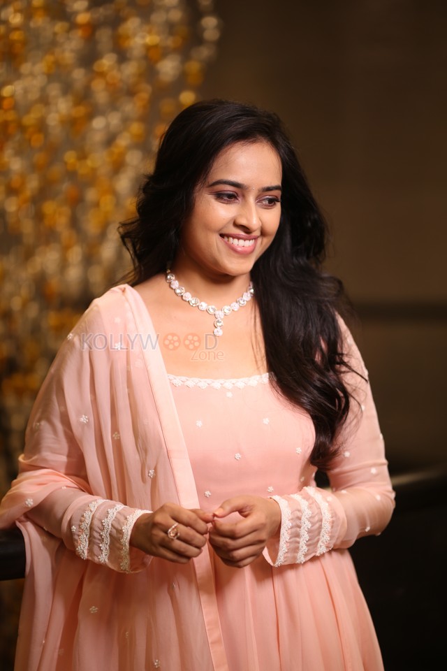 Heroine Sri Divya at Sathyam Sundaram Pre Release Event Pictures 17