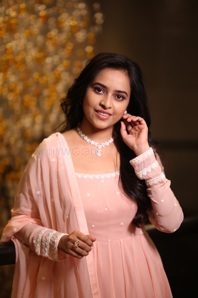 Heroine Sri Divya at Sathyam Sundaram Pre Release Event Pictures 18