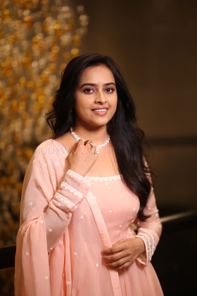 Heroine Sri Divya at Sathyam Sundaram Pre Release Event Pictures 19