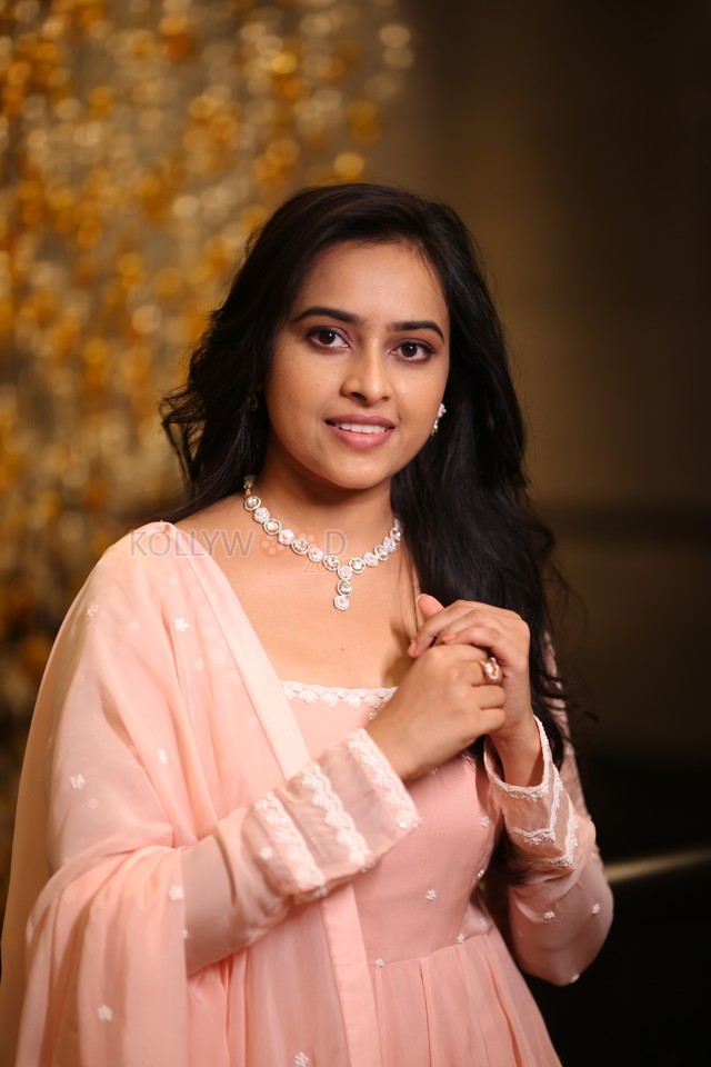 Heroine Sri Divya at Sathyam Sundaram Pre Release Event Pictures 21