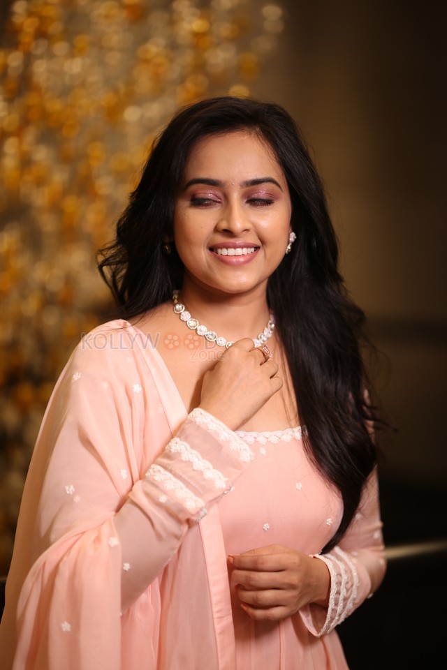 Heroine Sri Divya at Sathyam Sundaram Pre Release Event Pictures 23