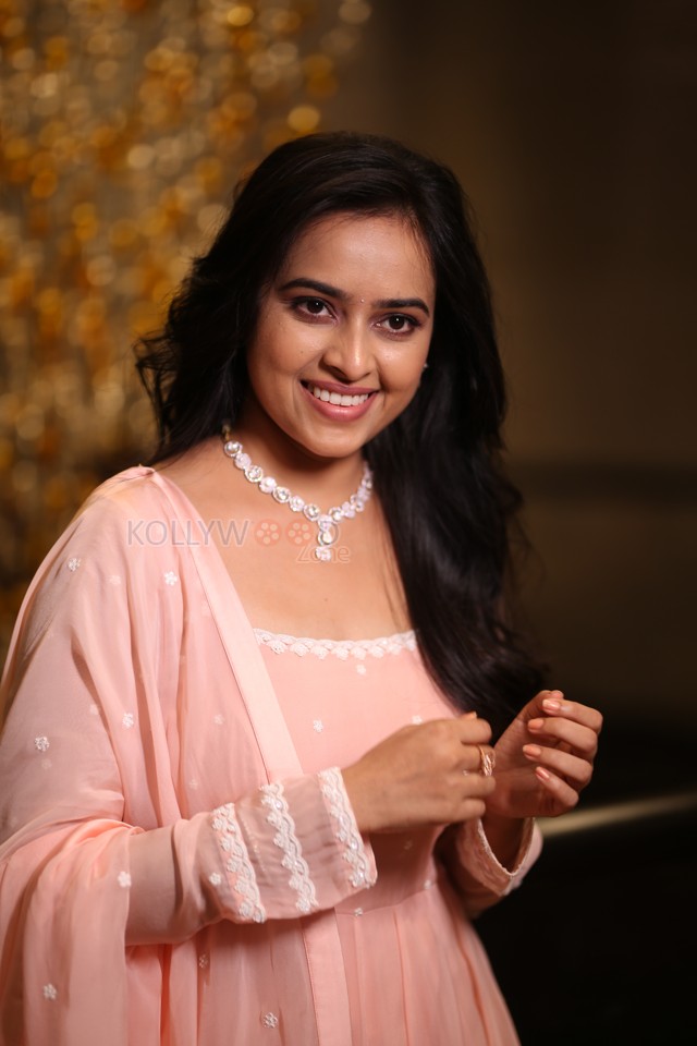 Heroine Sri Divya at Sathyam Sundaram Pre Release Event Pictures 24