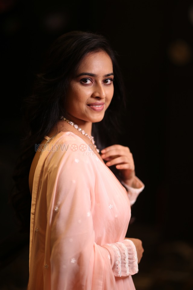 Heroine Sri Divya at Sathyam Sundaram Pre Release Event Pictures 33