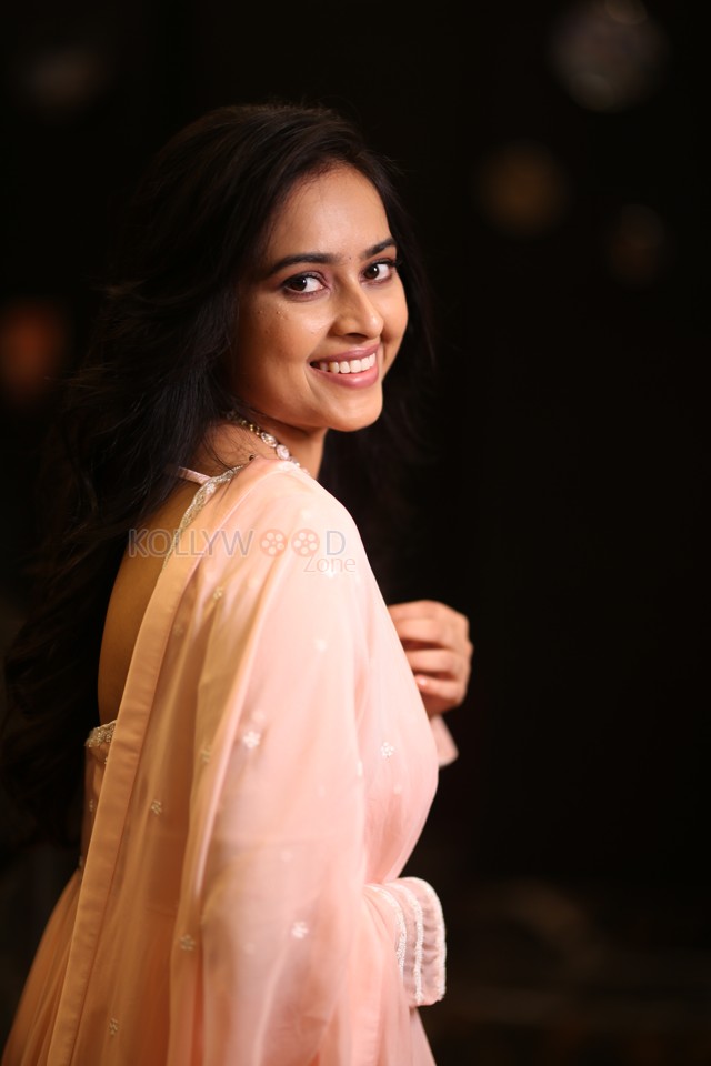 Heroine Sri Divya at Sathyam Sundaram Pre Release Event Pictures 34