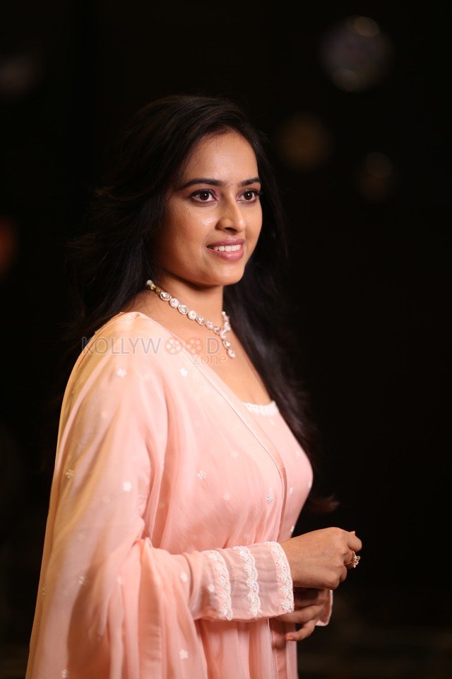 Heroine Sri Divya at Sathyam Sundaram Pre Release Event Pictures 35