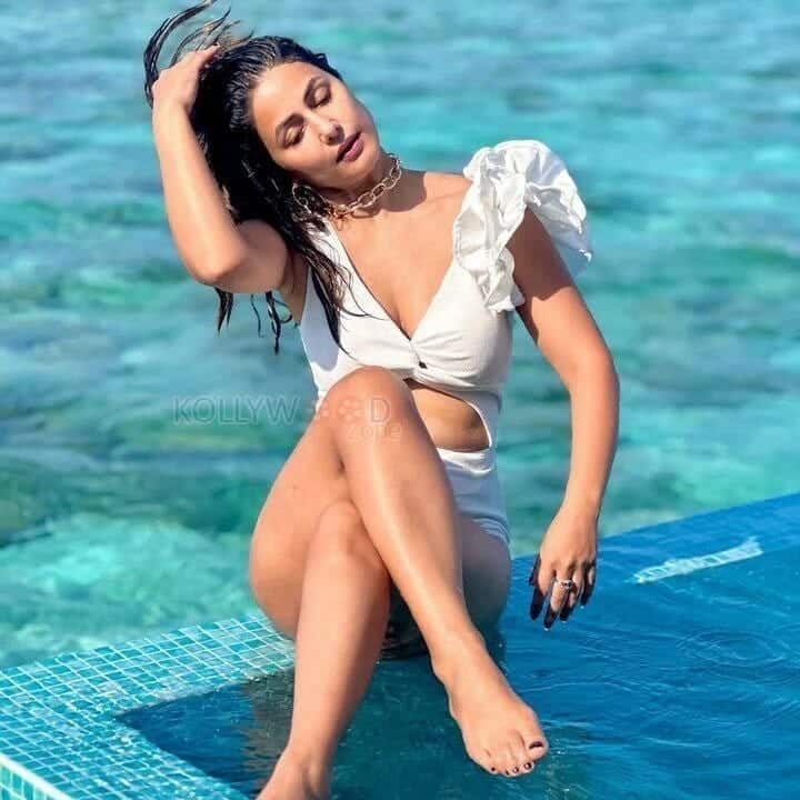 Hina Khan Glam Swimsuit Photoshoot Pictures 03