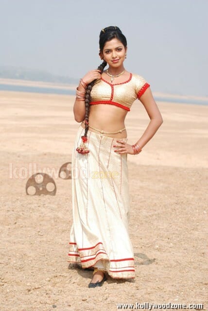 Hot Amala Paul Pictures In Vetta Movie