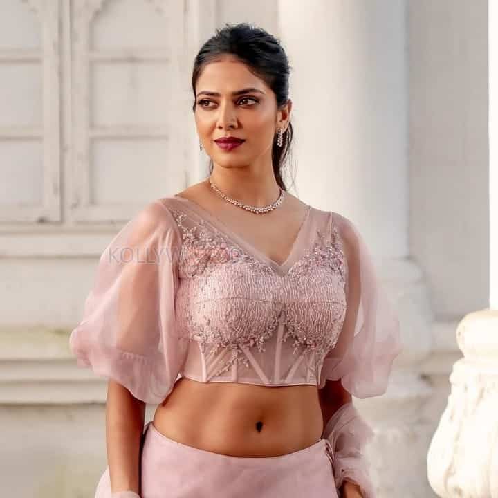 Hot Mallu Beauty Malavika Mohanan in a Pink Lehenga Set Pictures 03