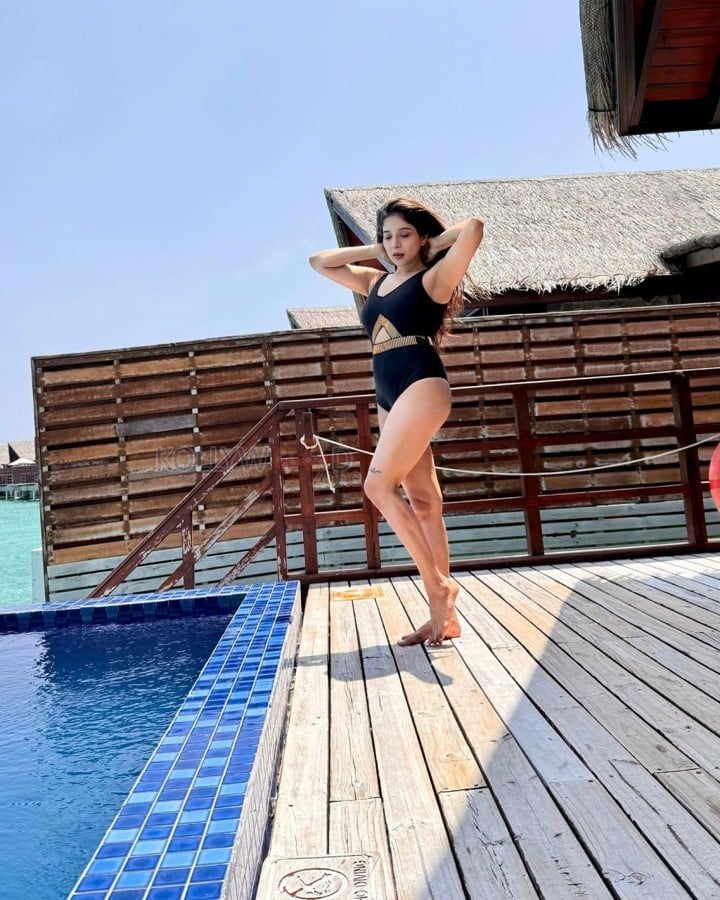 Hot Sakshi Agarwal in a Black One Piece Monokini Swimsuit Pictures 02