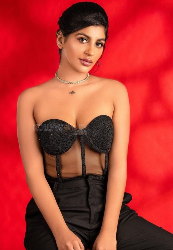 Hot Sizzling Yashika Aannand in a Black Corset and Pant Photos 02