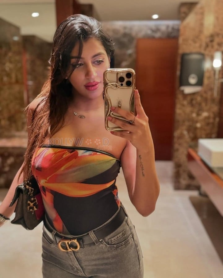 Hot Yashika Aannand Bathroom Selfie Pictures 02