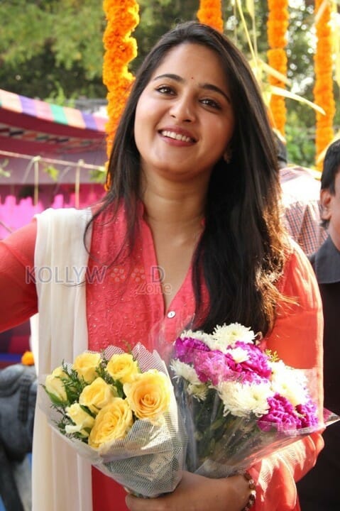 Inji Iduppazhagi Movie Heroine Anushka Shetty Photos