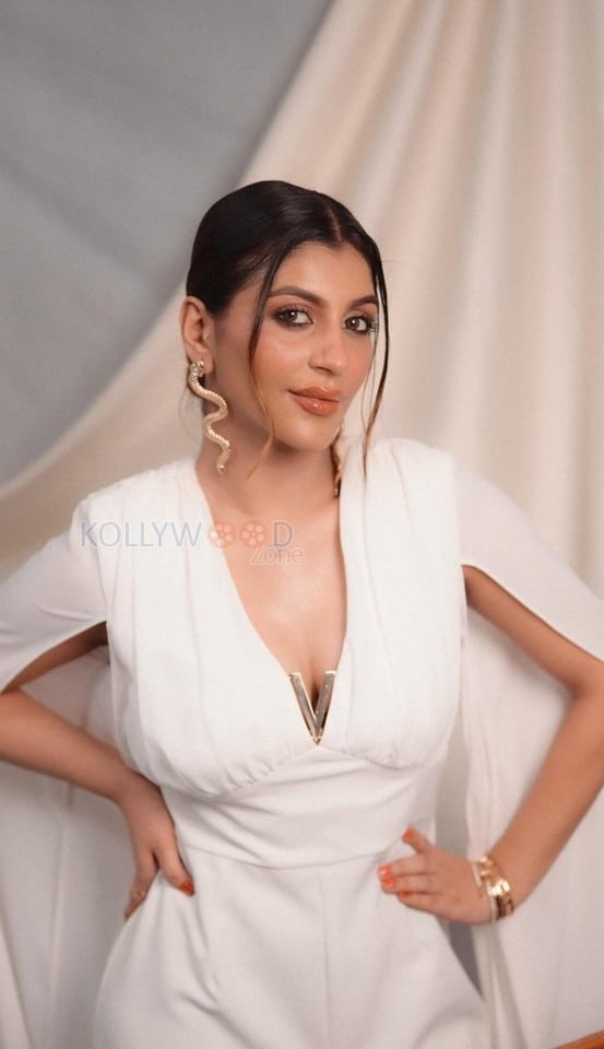 Ivan Than Uthaman Actress Yashika Aannand in a White Outfit Pictures 03