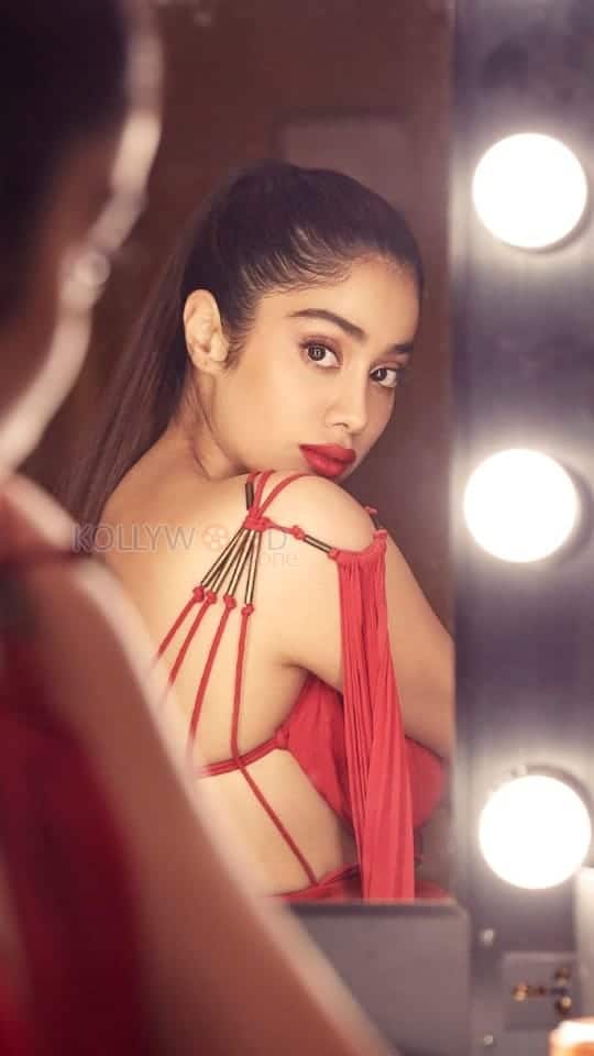 Janhvi Kapoor Red Lights Photo 01