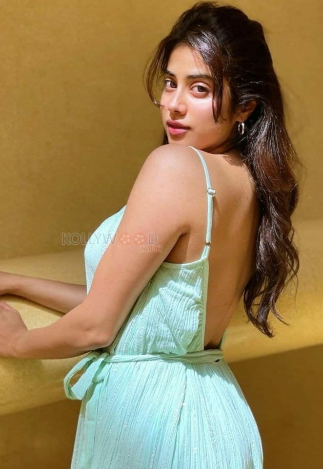 Janhvi Kapoor Sexy Backless Photo