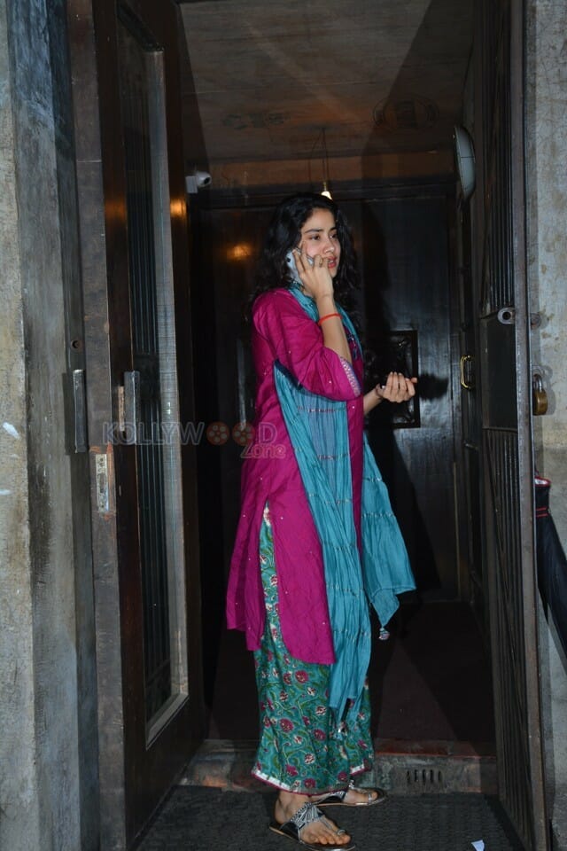 Janhvi Kapoor Spotted At Pali Bhavan Restaurant In Bandra Photos