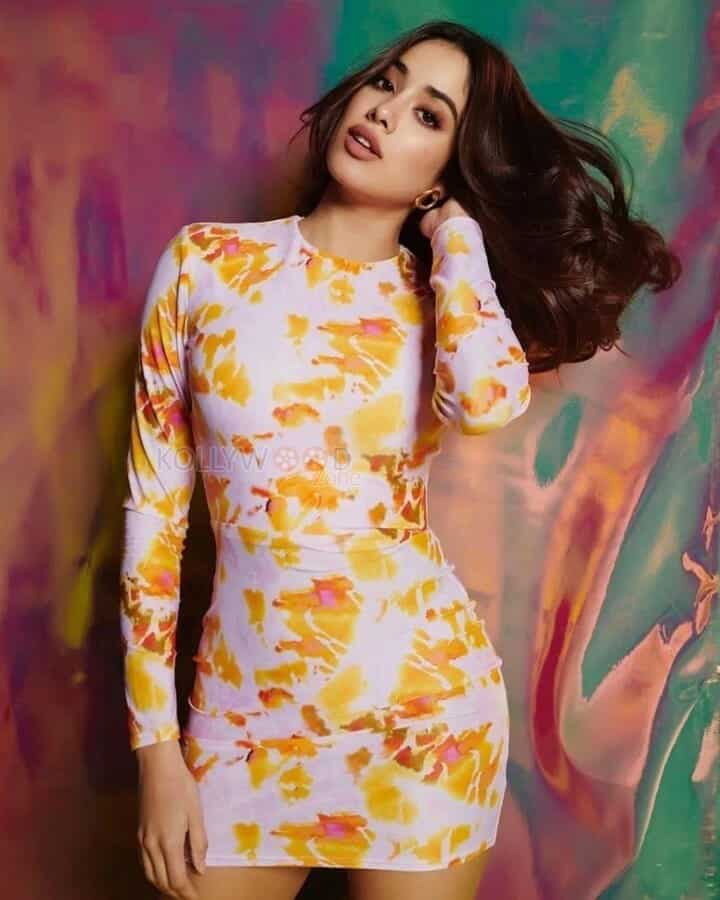 Janhvi Kapoor Stylish Hourglass Figure Photos 02