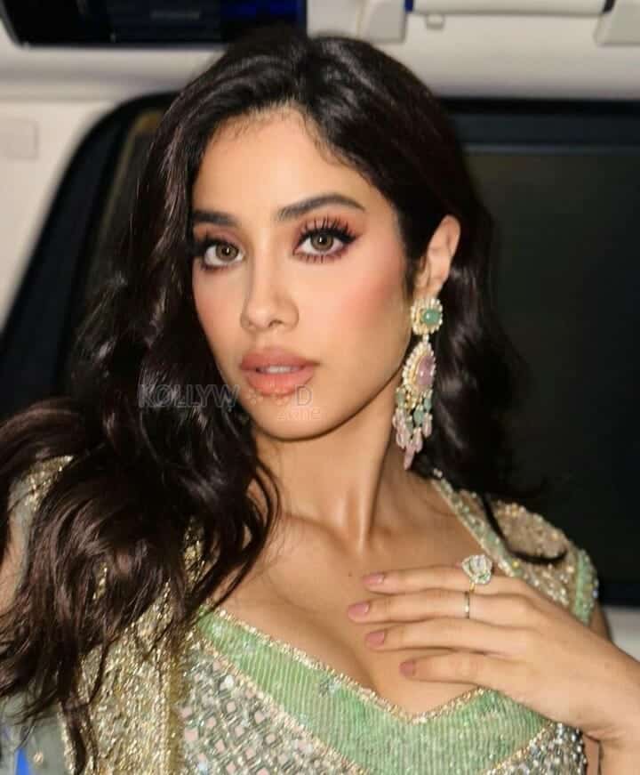 Janhvi Kapoor in a Traditional Lehenga and Showing Sexy Cleavage Pictures 01