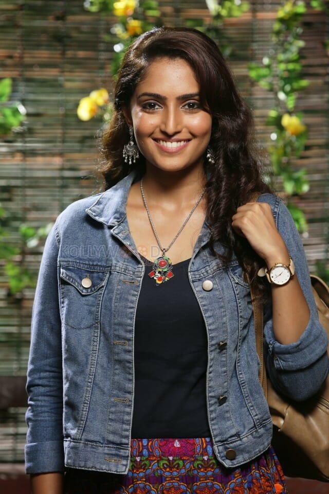 Jarugandi Movie Heroine Reba Monica John Photos