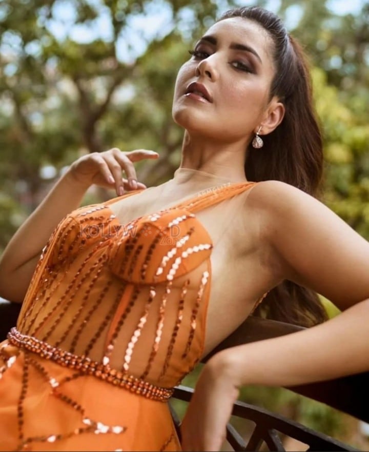 Jaw Dropping Raashi Khanna in an Orange Dress showing Sideboob Photo 01