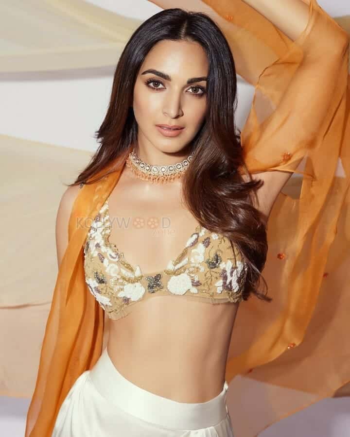 Jugjugg Jeeyo Movie Heroine Kiara Advani Sexy Photos 04