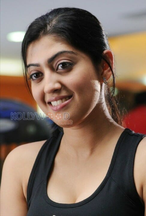 Kannada Beauty Pranitha Pictures