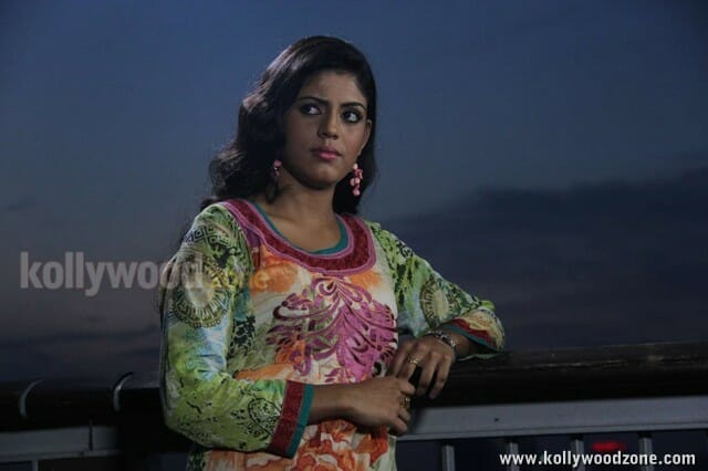 Kannpesum Varthaigal Heroine Iniya Stills