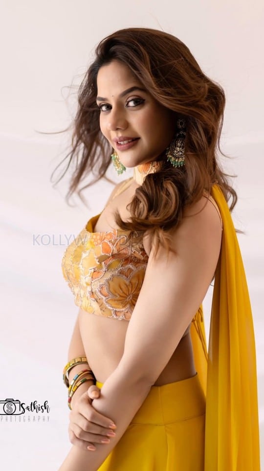 Kettavanu Per Edutha Nallavanda Movie Actress Aishwarya Dutta Photos 01