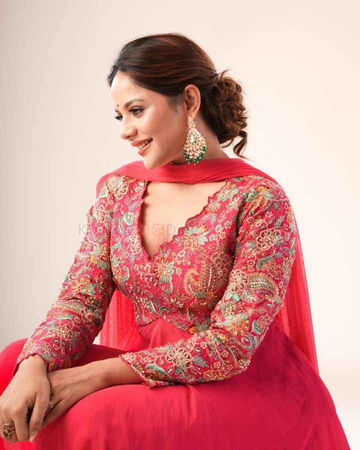 Kettavanu Per Edutha Nallavanda Movie Actress Aishwarya Dutta Photos 04