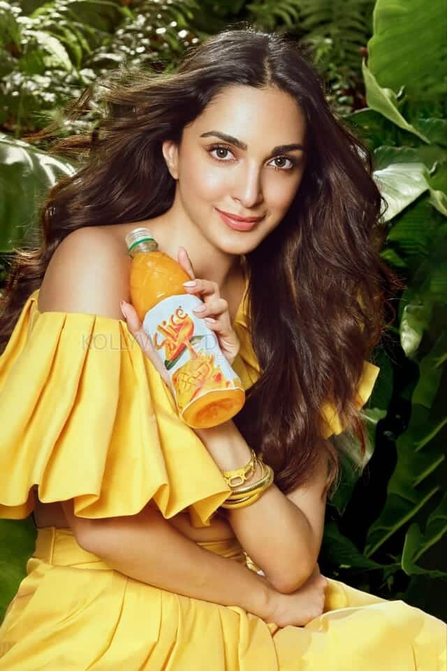 Kiara Advani Delicious Mango Photos 02