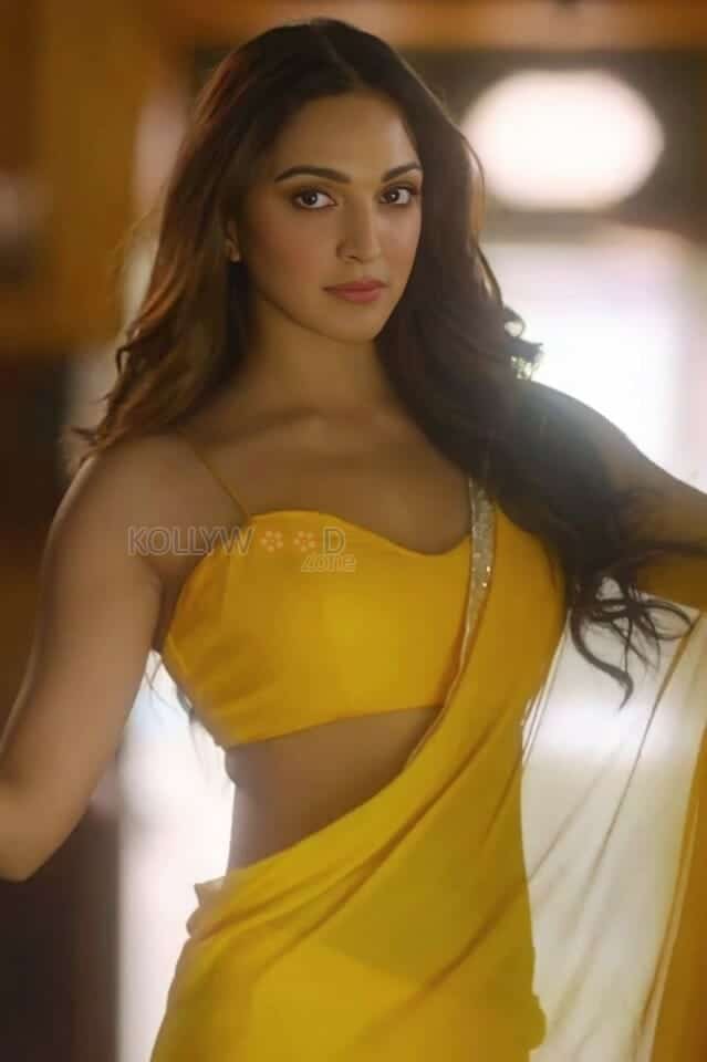 Kiara Advani Hot and Seductive in Yellow Saree Photos 01